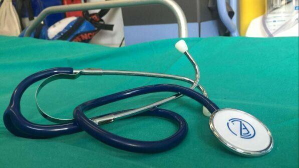 Sassari, cade dalla barella dell'ospedale e muore