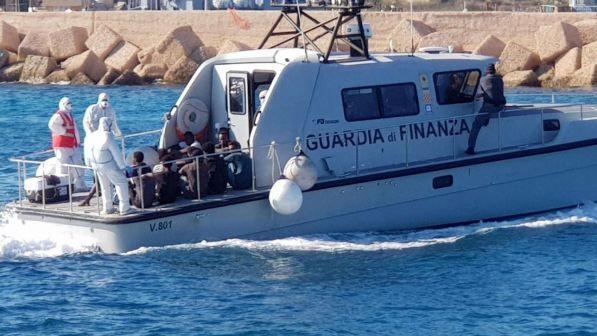 Open Arms, sbarcati a Lampedusa i 27 minori a bordo della nave