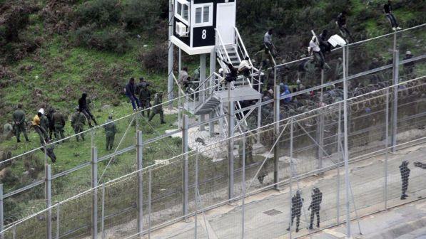 Ceuta,respinto assalto di 800 migranti al muro dell'enclave spagnola
