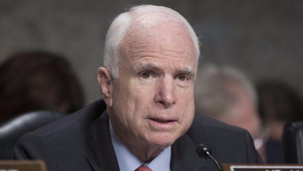 Usa, John McCain torna in senato per il voto sull'Obamacare