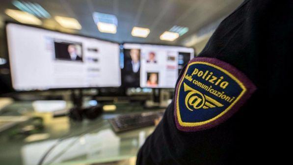 Adescava minorenni sui social network, arrestato un 41enne barese: ha mandato anche 180mila sms hard