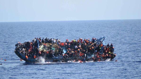 Migranti, a 14 anni muore nel Mediterraneo con la pagella cucita addosso: la storia che commuove il web