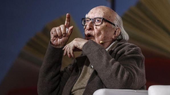 Andrea Camilleri in ospedale, i medici: lo scrittore è forte, condizioni stabili
