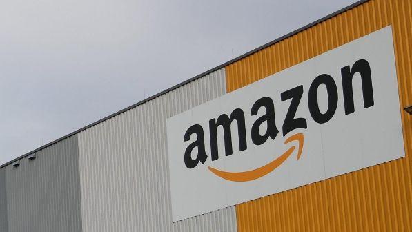 Torino, in fiamme carrello robotizzato Amazon: evacuati dipendenti