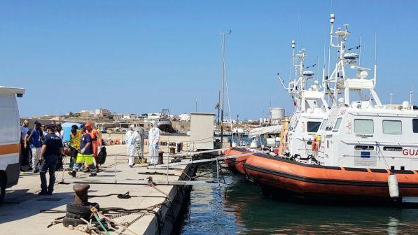 Open Arms, diversi migranti si buttano in mare per raggiungere riva