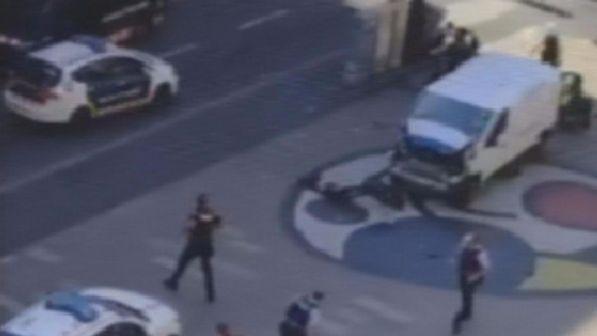 Ministro francese: attentatori Barcellona a Parigi prima di attacco
