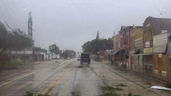 Trump: "Harvey disastro epico ma abbiamo lavorato bene"