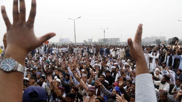 Pakistan, il legale di Asia Bibi lascia Paese dopo minacce di morte