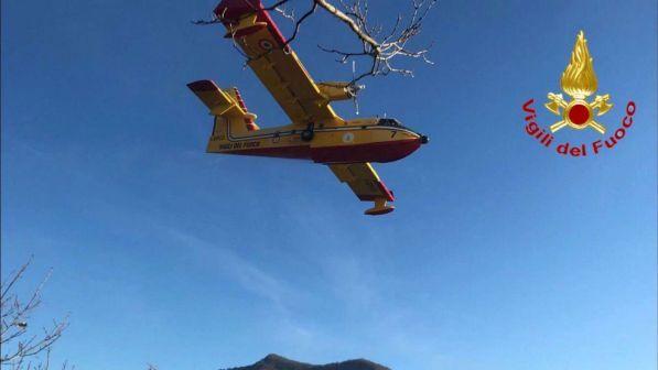 Rogo nel Varesotto, evacuato Alpe Cuseglio: Canadair all'opera