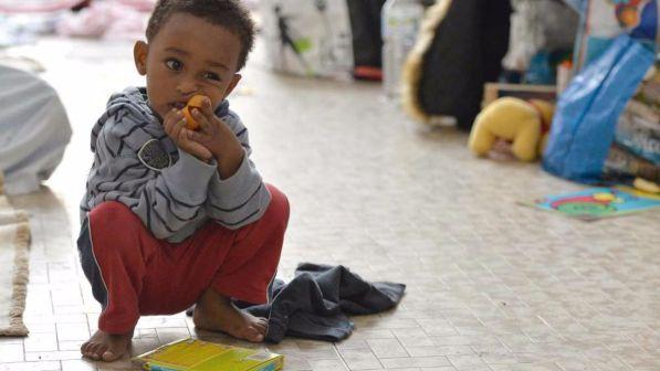 Migranti, Oxfam: "Agenti Francia maltrattano e cacciano bambini"