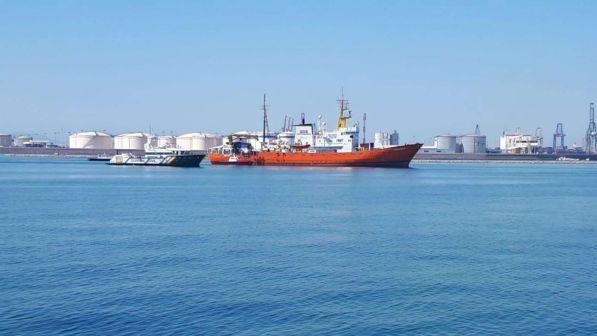 Migranti, anche nave Orione arrivata nel porto di Valencia
