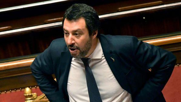 Migranti, Salvini: "Macron è un signorino, eccede nello champagne"