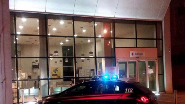 Coppia accoltellata in strada nel Torinese, aggressore in fuga