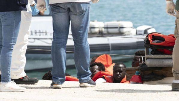 Migranti, nave Eleonore a Pozzallo: fermato il presunto scafista
