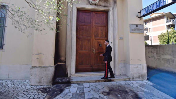 Rave party a Firenze, feriti e arresti dopo scontro agenti-anarchici: molotov contro una caserma