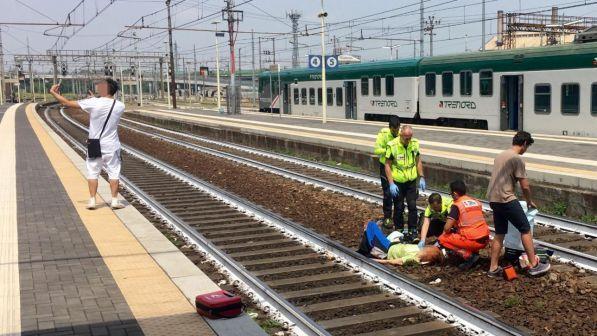Piacenza, selfie con donna appena investita da un treno: bloccato dalla polizia