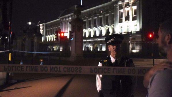 Londra, voleva fare un attentato a Windsor: il navigatore lo porta al pub