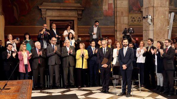 Catalogna, giura il nuovo governo: avanti con l'indipendenza