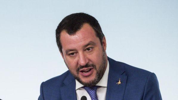 Migranti, Salvini: "Centomila in meno, prima aiuto gli italiani"