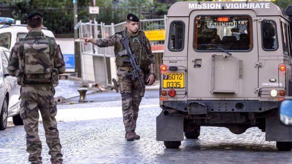 Terrorismo, Al Qaeda: "Dare una lezione alla Francia"