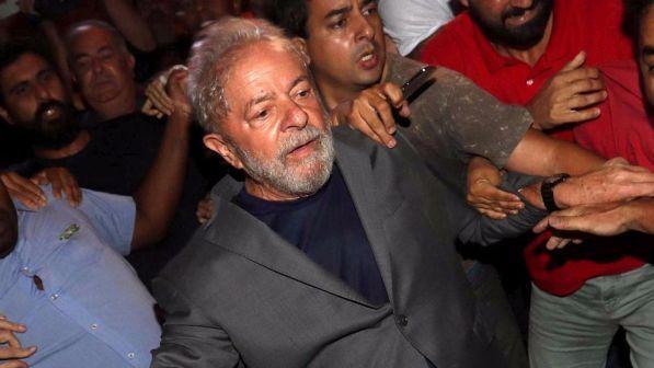 Brasile, fine del braccio di ferro: il presidente del tribunale decide che Lula resti in carcere