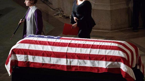 L'America saluta McCain, oggi la sepoltura nel Maryland