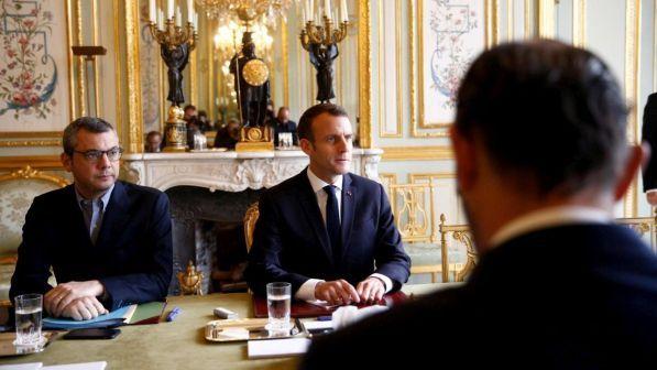 Macron chiede incontro coi gilet gialli:ma nessuna violenza impunita