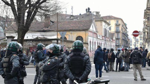 Torino, scontri tra polizia e anarchici durante corteo: 4 fermi