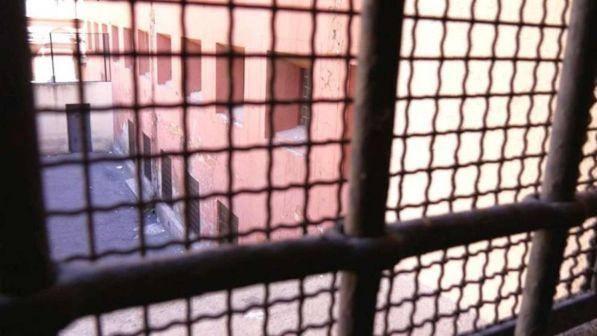 Migranti, 20enne scarcerata dorme da due notti davanti alla prigione