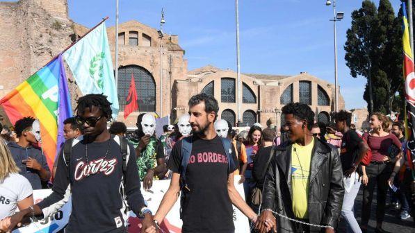 Razzismo, un rapporto Ue lancia l'allarme: "Piaga diffusa in Europa"