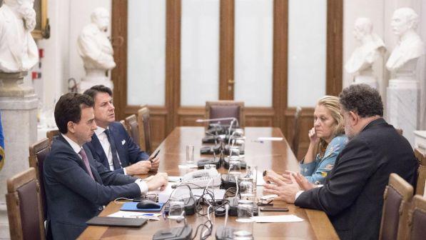 Nel primo giorno di consultazioni, Conte incassa i "sì" di LeU e Autonomie | Venerdì i big: Salvini e Meloni disertano
