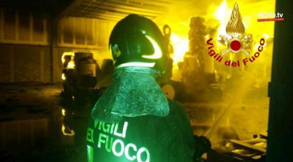 A fuoco cartiera Pomezia, sul posto unità rischio ambientale