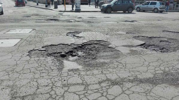 Roma, emergenza buche: 230 mila auto e moto danneggiate