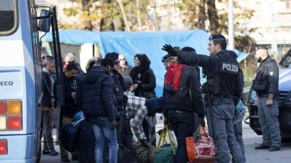 Crotone, 24 migranti via dal Cara per effetto del decreto Sicurezza