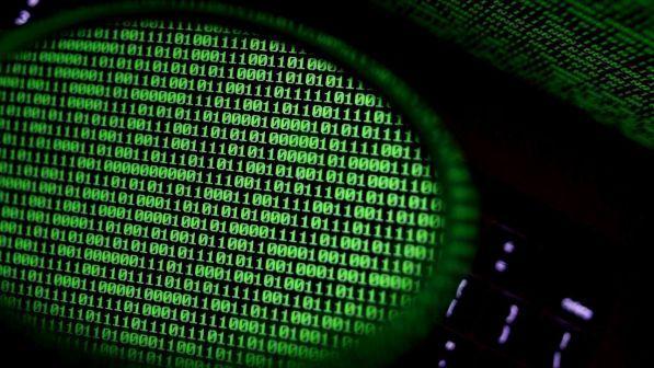 Germania, violò i dati di personaggi noti e politici: arrestato hacker 20enne