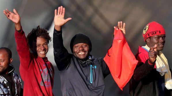 Migranti, Bruxelles apre all'Italia: "Discuteremo sui ricollocamenti in Ue"