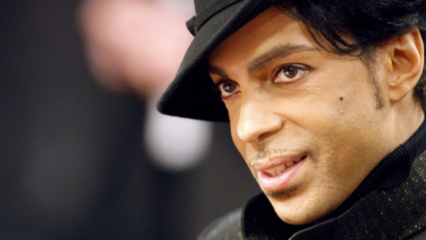 Prince, nessun testamento. E la sorella chiede un amministratore per i beni del cantante