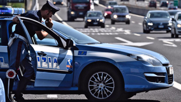 A26, una bimba di tre anni dimenticata in autogrill dai genitori: ritrovata dalla polizia