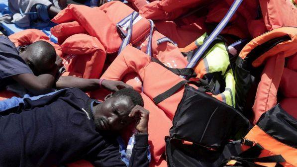 Tunisia, guardia costiera soccorre 46 migranti su un barcone