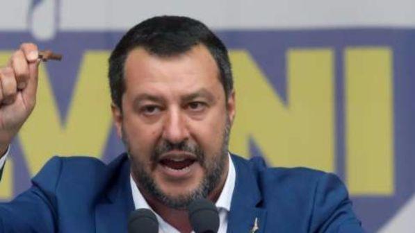 Migranti, Salvini: pronto a denunciare chi fa sbarcare, anche pm