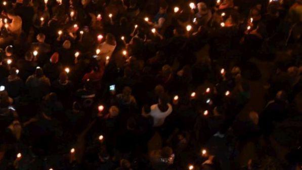 Prof suicida a Napoli, veglia di fronte al liceo in cui insegnava