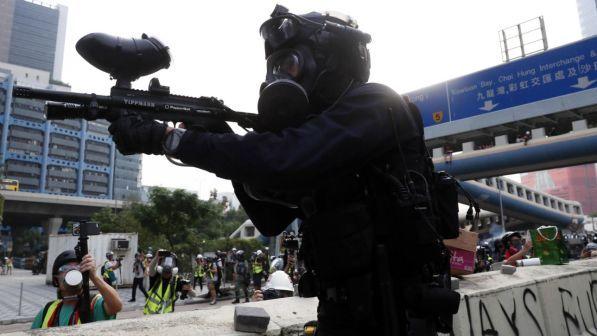 Hong Kong, la polizia ammette di aver sparato colpo d'avvertimento