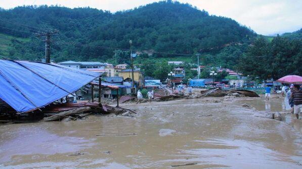 Vietnam colpito da frane e inondazioni: bilancio sale a 26 morti