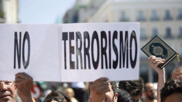 Attentato Barcellona, musulmani in piazza a Madrid contro terrorismo