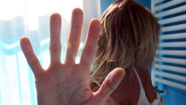 Milano, violentava e rapinava escort dopo averle drogate: arrestato