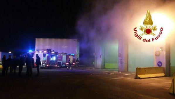 Milano, incendio in un centro di raccolta rifiuti Amsa