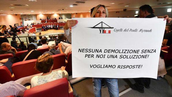 Crollo ponte, l'ira degli sfollati: "Rispetto, rispetto" | Botta e risposta Di Maio-Toti