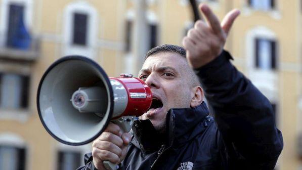 Roma, gruppi di destra aggrediscono giornalisti dellʼEspresso al Verano