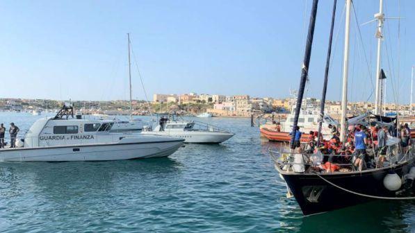 Lampedusa, nuovo mini sbarco:19 migranti intercettati da carabinieri