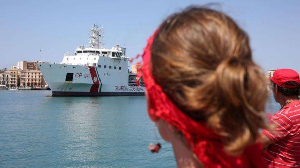 Migranti, ferma in mare la nave della Guardia costiera: sbarca una donna incinta con la sua famiglia